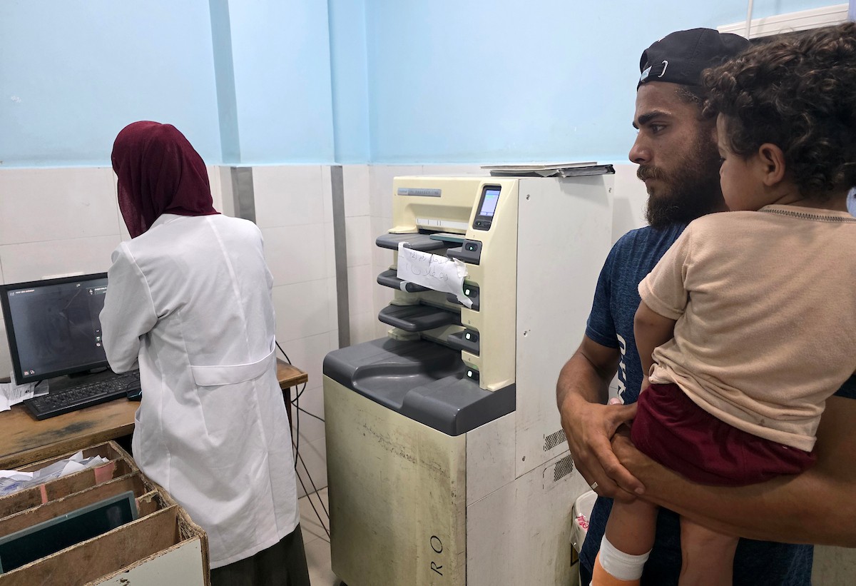 أطباء فلسطينيون يواصلون علاج وتشخيص المرضى والجرحى بإمكانيات محدودة في مجمع ناصر الطبي بخان يونس، جنوب قطاع غزة، في 20 أيار/ مايو 2026، وسط تحذيرات من تعطل معظم أجهزة التصوير الطبي ونقص أدوات التشخيص الأساسية. تصوير: طارق محمد.