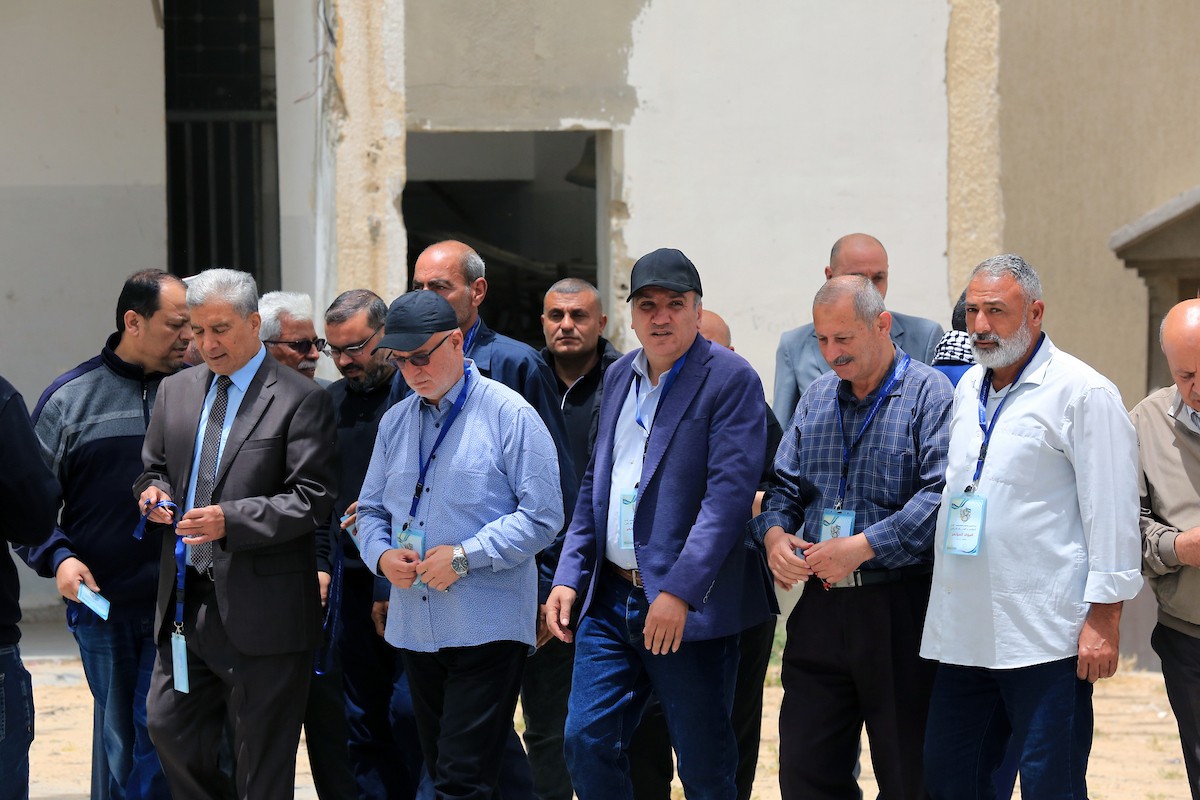 فلسطينيون يحضرون افتتاح المؤتمر الثامن لحركة التحرير الوطني الفلسطيني “فتح” في مدينة غزة، في 14 أيار/مايو 2026، وسط ترتيبات لانتخاب اللجنة المركزية والمجلس الثوري وتجديد هياكل قيادة الحركة. تصوير: بلال أسامة.