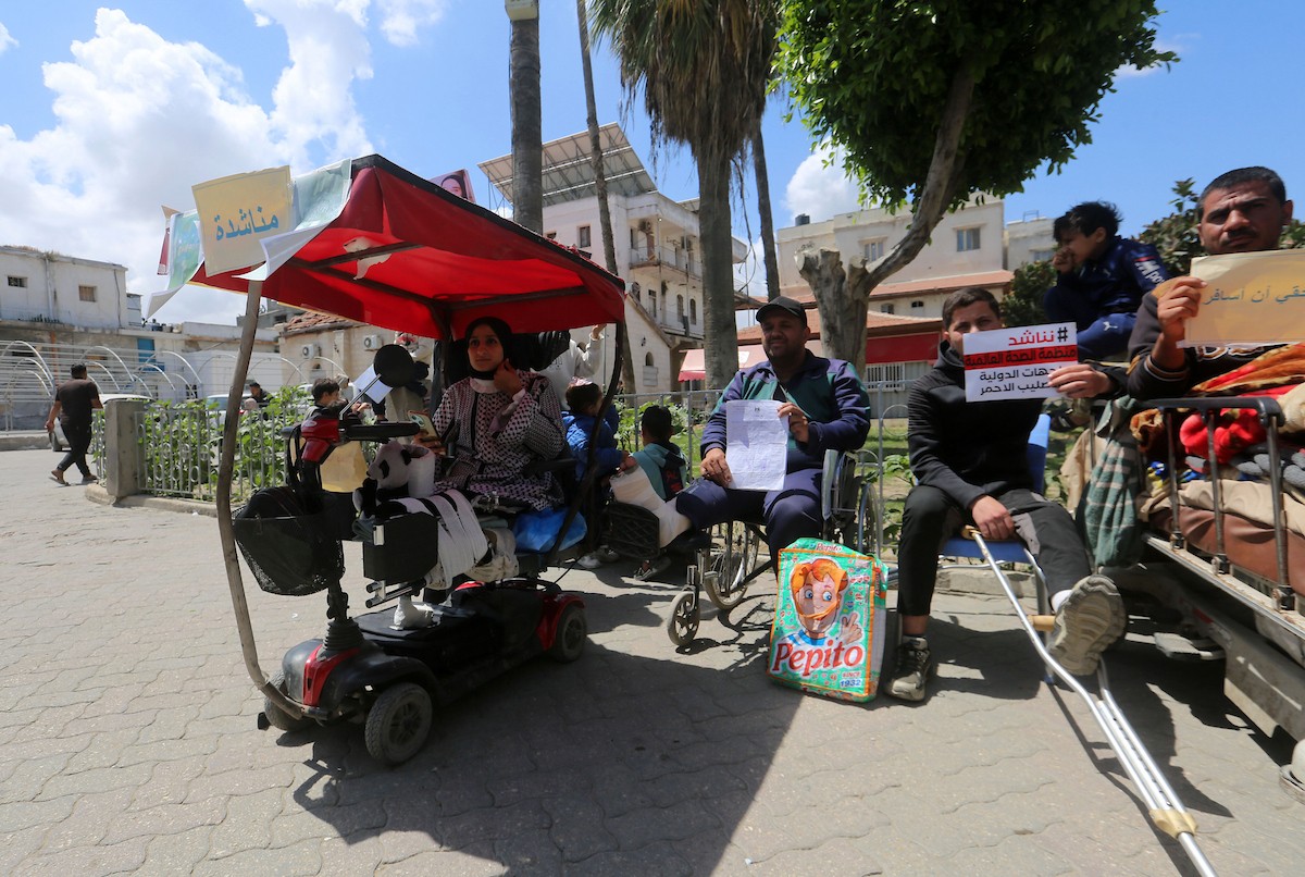 شارك جرحى الحرب الفلسطينيون في احتجاج تحت شعار (حقي في العلاج) للمطالبة بحقهم في مواصلة العلاج الطبي في الخارج وتسريع إجراءات السفر، وسط مدينة غزة، 5 مايو/أيار 2026 (صورة: بلال أسامة)