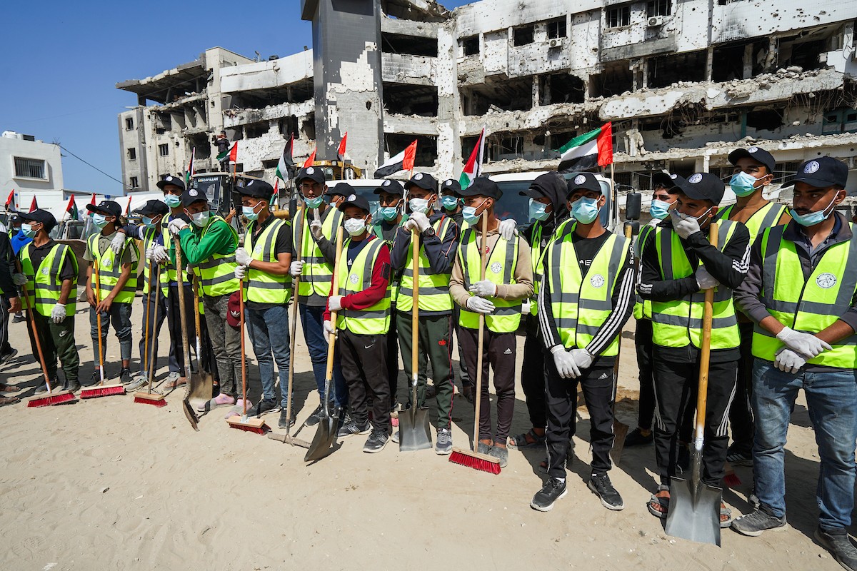 شارك متطوعون فلسطينيون في أعمال تنظيف وإزالة الأنقاض من الفناء الخارجي لمستشفى الشفاء في مدينة غزة  10 أيار/ مايو 2026، ضمن فعاليات “أسبوع العمل التطوعي” الذي نظمته مبادرة “عملية الفارس الشهم 3”.(صورة: رمزي أبو عامر)