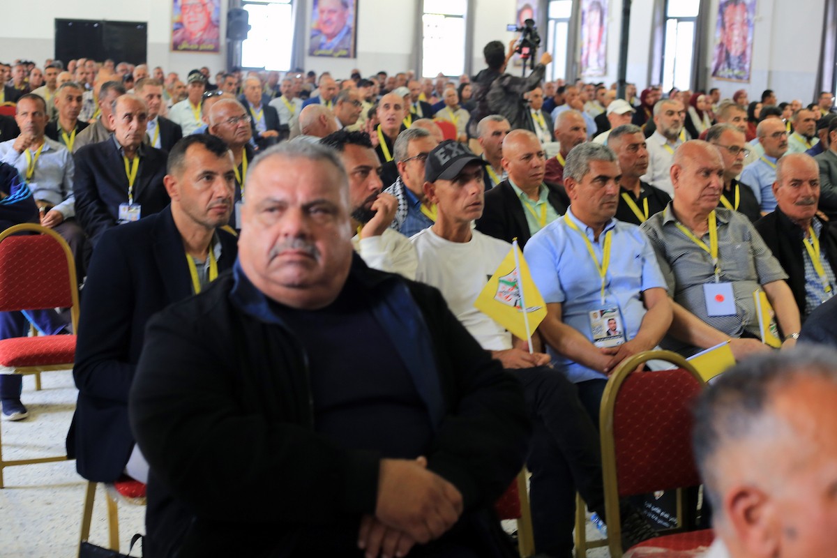 فلسطينيون يحضرون افتتاح المؤتمر الثامن لحركة التحرير الوطني الفلسطيني “فتح” في مدينة غزة، في 14 أيار/مايو 2026، وسط ترتيبات لانتخاب اللجنة المركزية والمجلس الثوري وتجديد هياكل قيادة الحركة. تصوير: بلال أسامة.