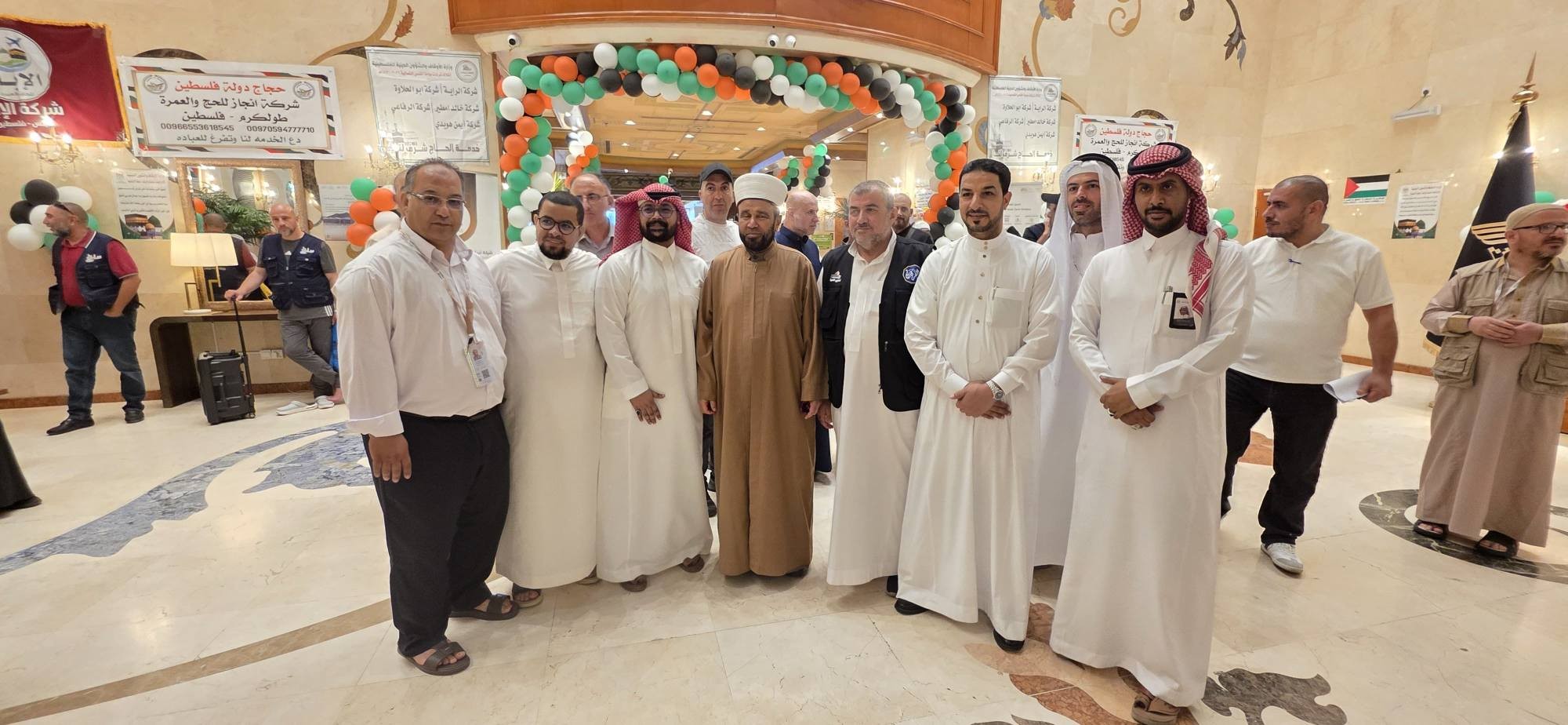 وزير الأوقاف يترأس اجتماع بعثتي الحج في مكة 11.jpg