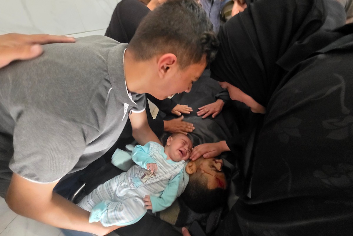فلسطينيون ينقلون جثمان شاب وعدداً من الجرحى إلى مجمع ناصر الطبي، عقب غارة إسرائيلية استهدفت مجموعة من المدنيين في خان يونس جنوب قطاع غزة، في 18 مايو/أيار 2026. الصورة: طارق محمد