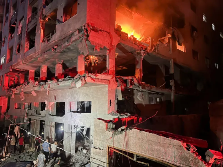 اندلاع حريق إثر قصف لشقة سكنية بمدينة غزة قال _الجيش الإسرائيلي إنه اغتال عز الدين الحداد بداخلها (رويترز).webp