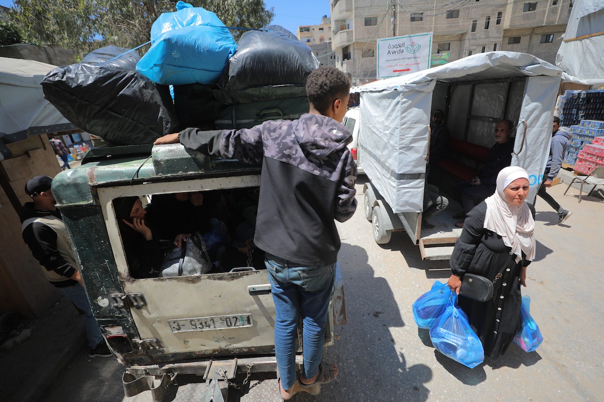 في العاشر من مايو/أيار 2026، وقف فلسطينيون على جانب أحد شوارع مخيم النصيرات للاجئين وسط قطاع غزة، بانتظار وسيلة نقل تقلّهم إلى وجهاتهم، في مشهد يومي يلخّص جانبًا من معاناة السكان تحت وطأة أزمة الوقود وارتفاع تكاليف المواصلات.(الصورة: حسن الجديدي)