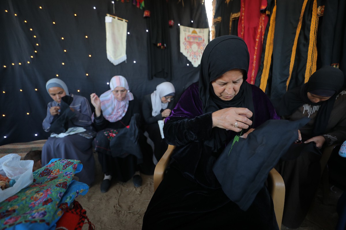 شارك فلسطينيون نازحون في فعالية شعبية بمناسبة عيد العمال العالمي داخل مركز إيواء في مخيم المغازي وسط قطاع غزة، في الأول من مايو/أيار 2026.( تصوير: حسن الجديدي)