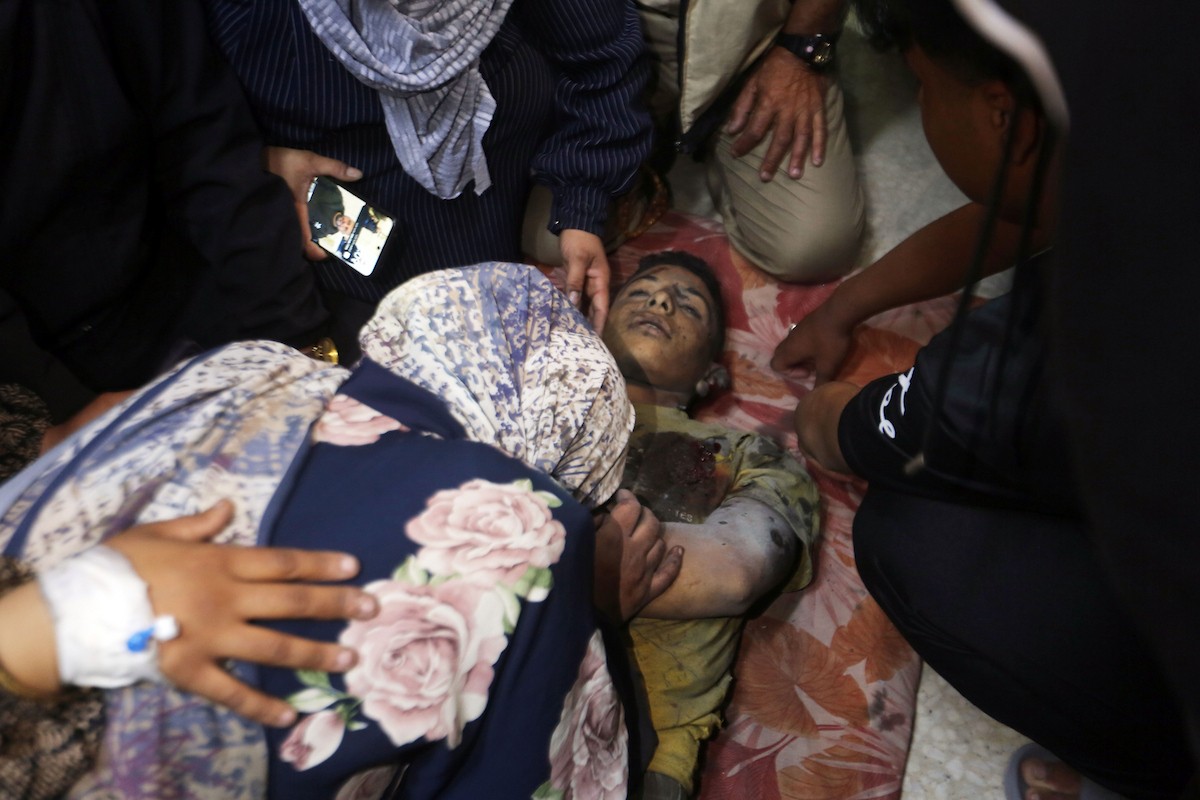 مشيعون يحملون جثمان الطفل الفلسطيني محمود سحويل (15 عاما)  خلال جنازة أقيمت في مستشفى الشفاء بمدينة غزة، 5 مايو/أيار 2026. استشهد الطفل في غارة إسرائيلية استهدفت نقطة تفتيش تابعة للشرطة في حي النصر، غرب غزة. (صورة: بلال أسامة)