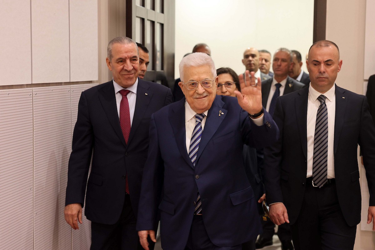 الرئيس الفلسطيني محمود عباس يحضر المؤتمر العام الثامن لحركة التحرير الوطني الفلسطيني “فتح” في رام الله بالضفة الغربية، في 14 أيار/مايو 2026، بمشاركة أكثر من 2500 عضو وآلية اتصال مباشر مع الضفة وغزة ولبنان ومصر. تصوير: ثائر غنايم.