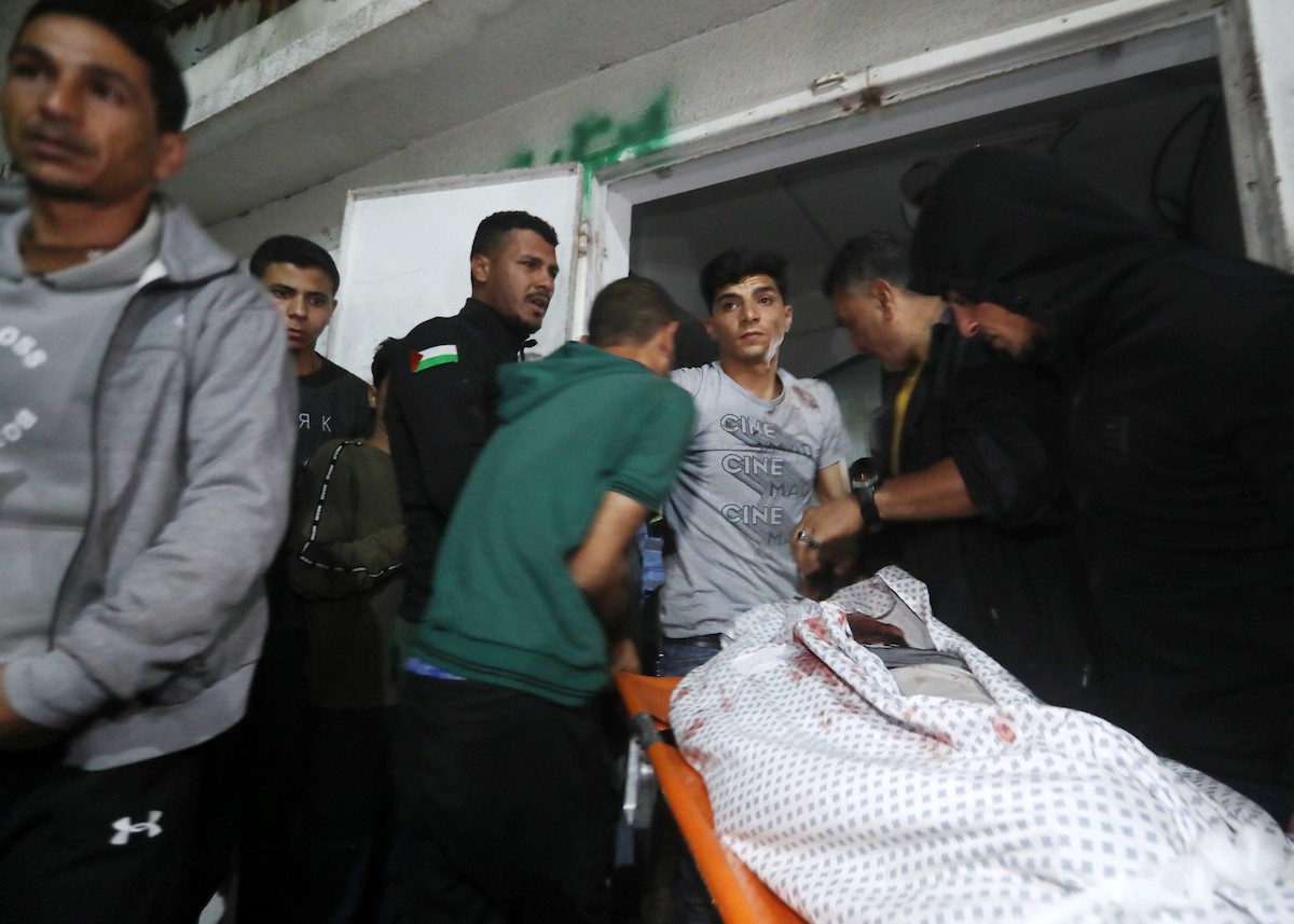 فلسطينيون ينقلون جرحى وشهداء إلى مستشفى الشفاء عقب غارة جوية إسرائيلية استهدفت مبنى سكنياً في حي الرمال بمدينة غزة، في 15 مايو/أيار 2026. وأسفرت الغارة عن سقوط ضحايا، بحسب معلومات محلية.  صورة: بلال أسامة