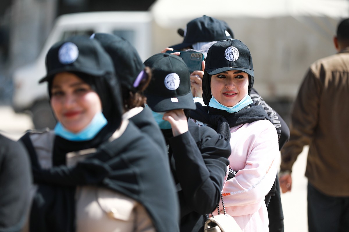 شارك متطوعون فلسطينيون في أعمال تنظيف وإزالة الأنقاض من الفناء الخارجي لمستشفى الشفاء في مدينة غزة  10 أيار/ مايو 2026، ضمن فعاليات “أسبوع العمل التطوعي” الذي نظمته مبادرة “عملية الفارس الشهم 3”.(صورة: رمزي أبو عامر)