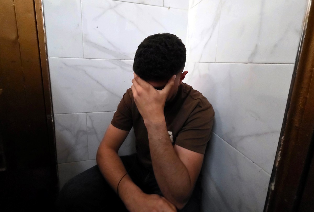 فلسطينيون يشاركون في جنازة العقيد في الشرطة نسيم الكلازاني، الذي استشهد في غارة إسرائيلية استهدفت سيارته في خان يونس، جنوب قطاع غزة، في 6 مايو/أيار 2026.تصوير: طارق محمد