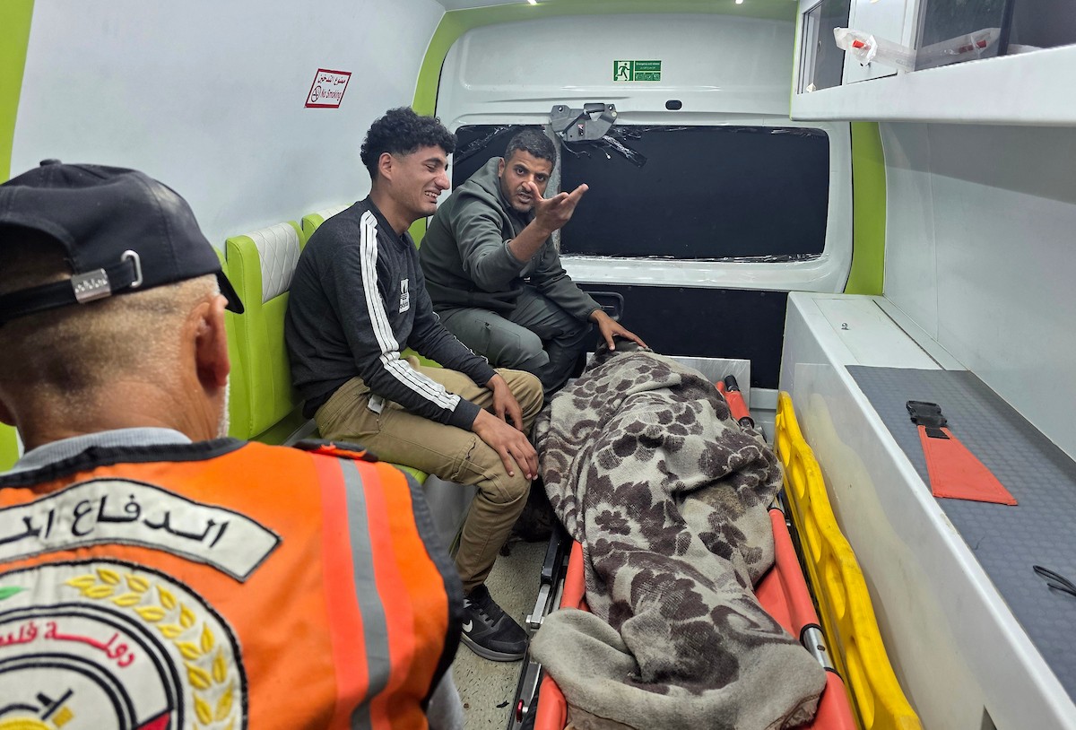 مسعفون ومدنيون ينقلون جثمان شهيد وجرحى، بينهم أطفال، إلى مجمع ناصر الطبي في خان يونس، عقب غارة إسرائيلية على منطقة المواصي، 17 أيار/ مايو 2026.تصوير: طارق محمد