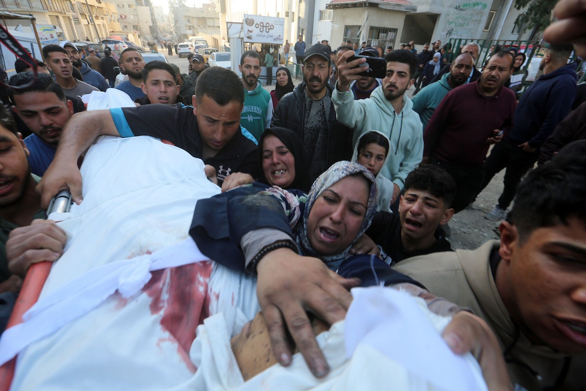 مشيعون يحملون جثمان الطفل الفلسطيني محمود سحويل (15 عاما)  خلال جنازة أقيمت في مستشفى الشفاء بمدينة غزة، 5 مايو/أيار 2026. استشهد الطفل في غارة إسرائيلية استهدفت نقطة تفتيش تابعة للشرطة في حي النصر، غرب غزة. (صورة: بلال أسامة)