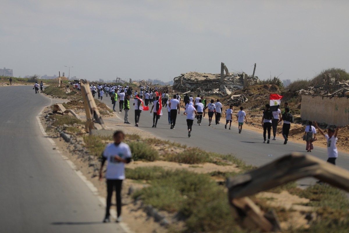 شارك فلسطينيون، بينهم أشخاص فقدوا أطرافهم خلال الهجمات الإسرائيلية، في ماراثون حمل شعار (اركض من أجل الحرية) بمدينة غزة، يوم 8 مايو/أيار 2026.الصورة: حسن الجديدي.