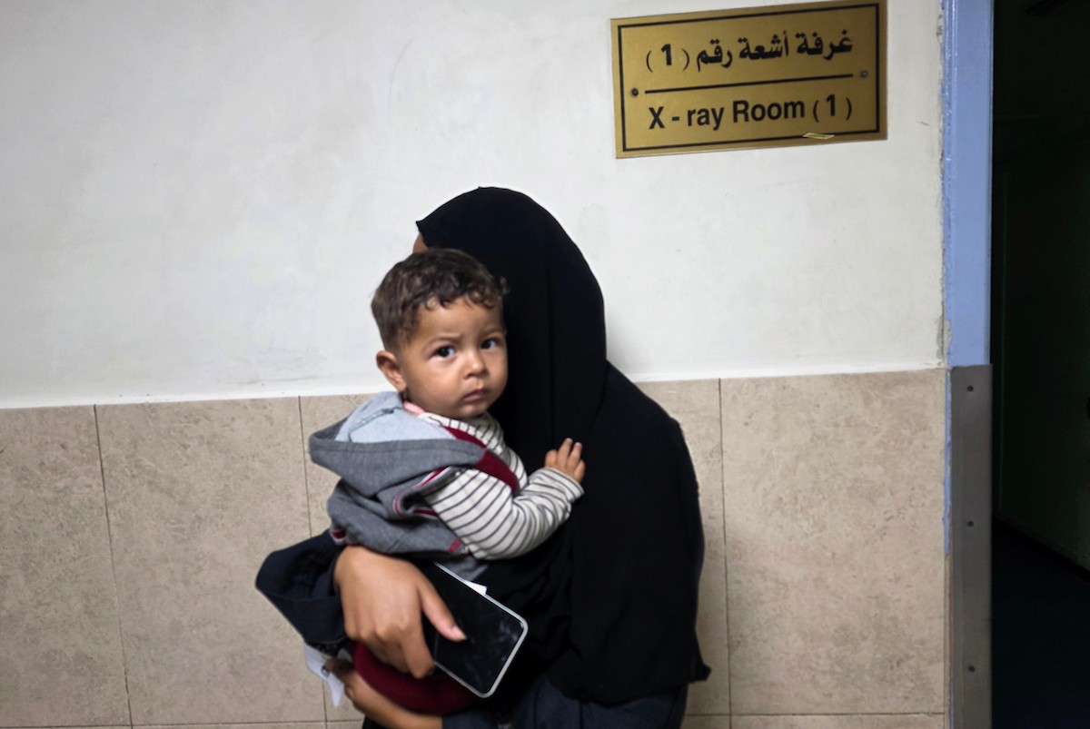 أطباء فلسطينيون يواصلون علاج وتشخيص المرضى والجرحى بإمكانيات محدودة في مجمع ناصر الطبي بخان يونس، جنوب قطاع غزة، في 20 أيار/ مايو 2026، وسط تحذيرات من تعطل معظم أجهزة التصوير الطبي ونقص أدوات التشخيص الأساسية. تصوير: طارق محمد.