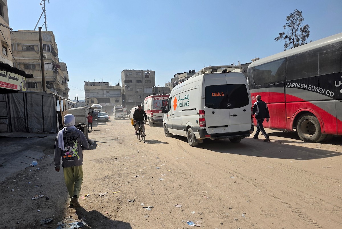 يغادر مرضى وجرحى فلسطينيون، برفقة عائلاتهم، مركزًا تابعًا للهلال الأحمر الفلسطيني في خان يونس، جنوب قطاع غزة، متجهين نحو معبر رفح في 30 أبريل/نيسان 2026.(طارق محمد)