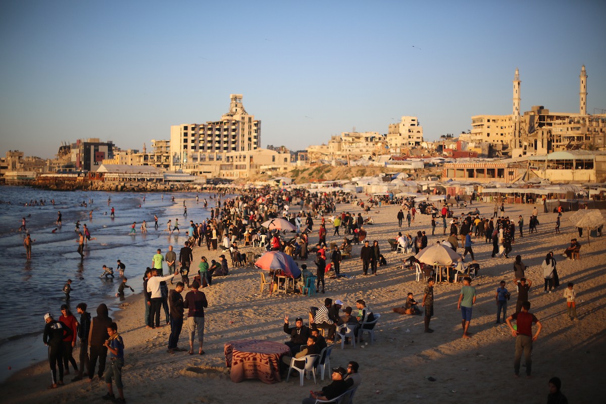 يقضي الفلسطينيون النازحون وقتهم على شاطئ غرب مدينة غزة، في الأول من مايو/أيار 2026، بحثًا عن متنفس من ظروف معيشية قاسية. يلجأ السكان إلى البحر كمتنفس من ضغوط الحياة اليومية(صورة: عمر أشتوي)