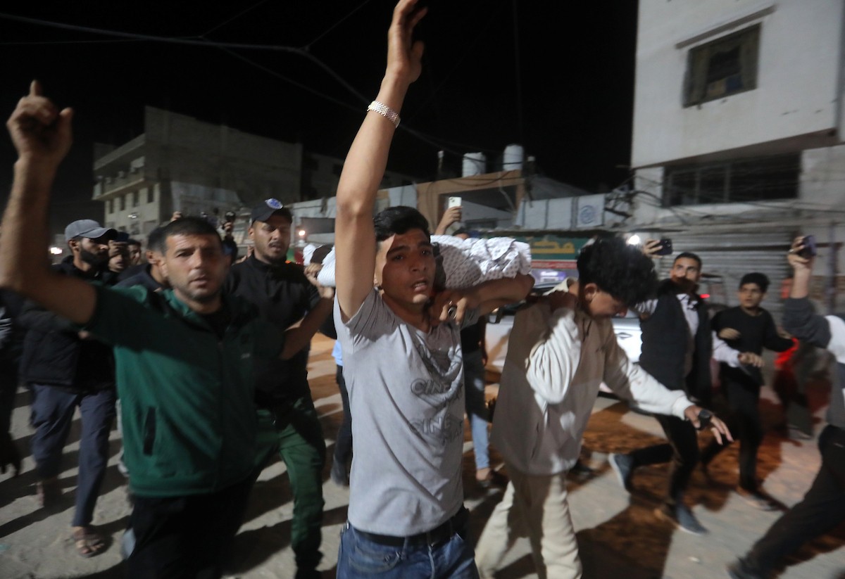 فلسطينيون ينقلون جرحى وشهداء إلى مستشفى الشفاء عقب غارة جوية إسرائيلية استهدفت مبنى سكنياً في حي الرمال بمدينة غزة، في 15 مايو/أيار 2026. وأسفرت الغارة عن سقوط ضحايا، بحسب معلومات محلية.  صورة: بلال أسامة