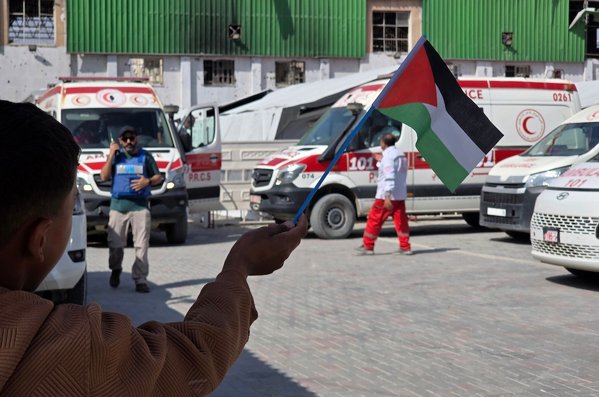 يغادر مرضى وجرحى فلسطينيون، برفقة ذويهم، مقر الهلال الأحمر الفلسطيني في خان يونس جنوب قطاع غزة في 10 مايو/أيار 2026، متجهين نحو معبر رفح لتلقي العلاج في الخارج. (صورة: طارق )