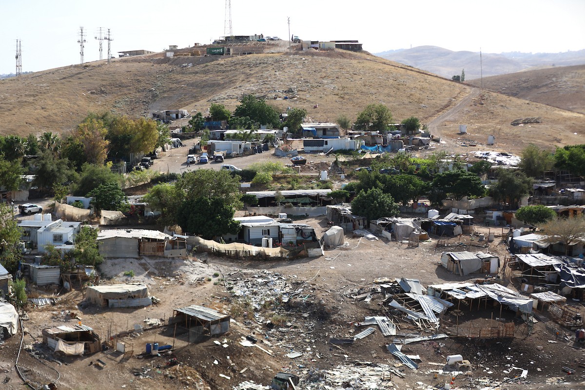 قرية خان الأحمر البدوية الفلسطينية شرق القدس، في 19 أيار/ مايو 2026، حيث يعيش نحو 350 فلسطينيًا تحت تهديد أوامر إخلاء إسرائيلية، وسط تصاعد اعتداءات المستوطنين والقيود المفروضة على الرعي والتنقل. تصوير: مأمون وزواز.