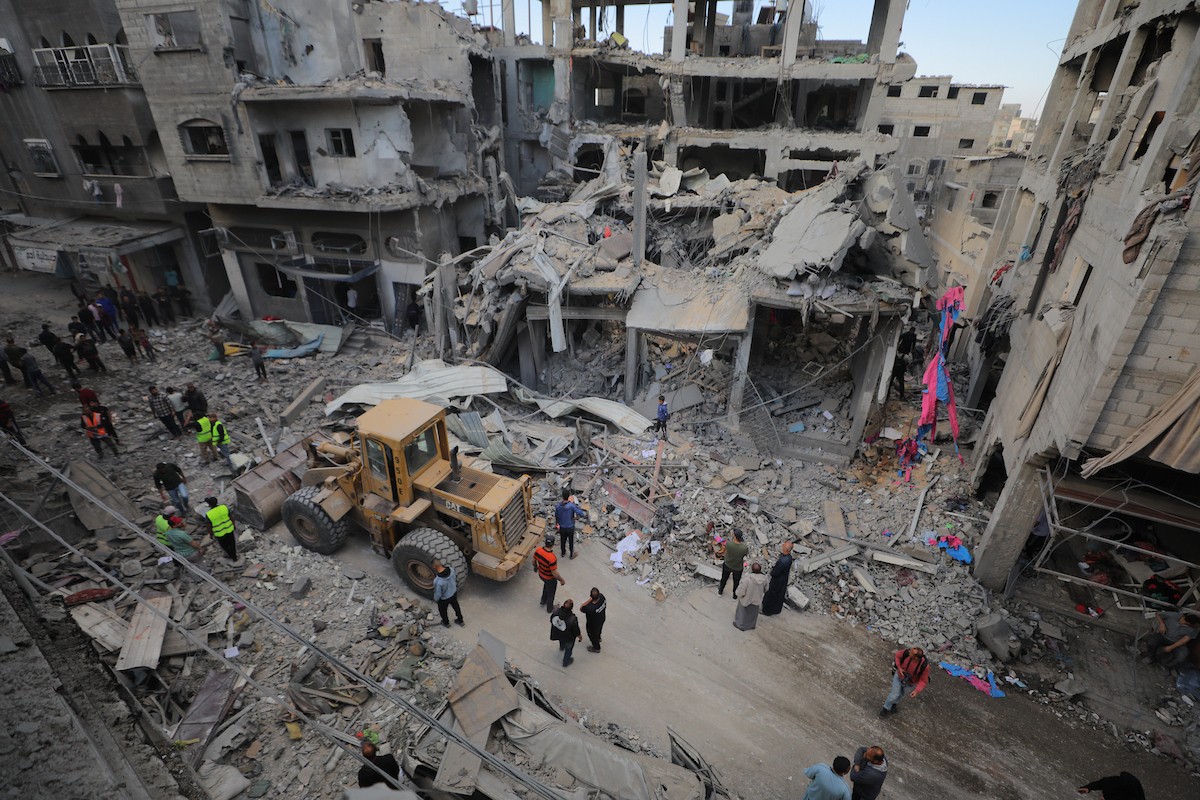 فلسطينيون يتفقدون منازلهم المدمرة عقب غارة جوية إسرائيلية ليلية على مخيم المغازي للاجئين وسط قطاع غزة، في 21 مايو/أيار 2026. الصورة: حسن الجديدي.