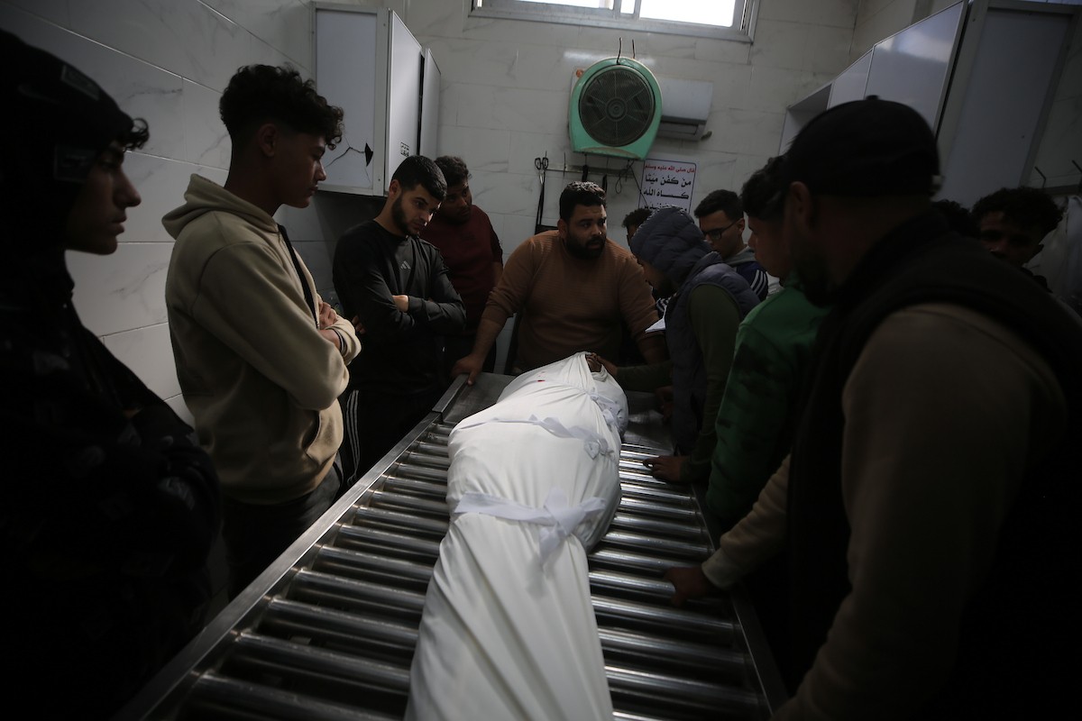 تجمع المشيعون لتوديع جثمان الفلسطيني عوني سامي عمر حسب الله في مستشفى الشفاء بمدينة غزة، في 5 مايو/أيار 2026 (صورة: عمر أشتوي)