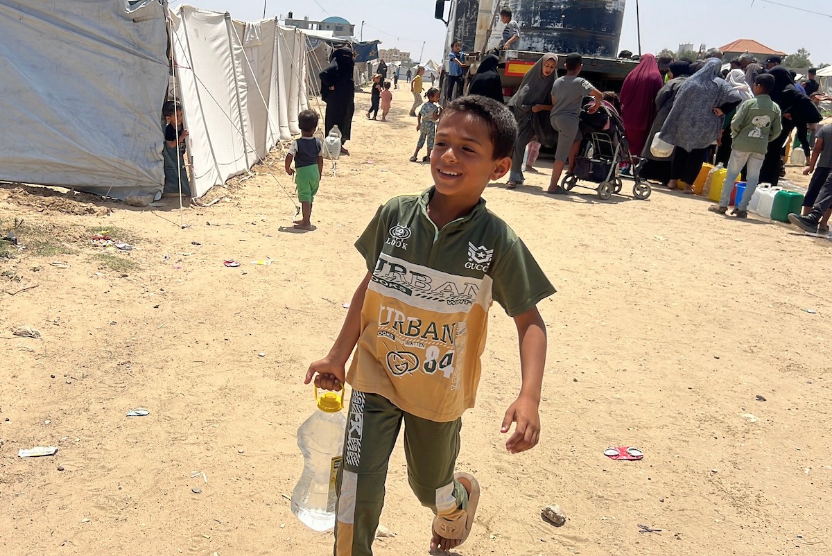 الطفل الفلسطيني مالك أبو نصر، 10 سنوات، يعمل بعربة نقل في دير البلح وسط قطاع غزة لإعالة والدته المريضة وإخوته الصغار، بعدما فقد والده في غارة إسرائيلية خلال الحرب، في 20 أيار/ مايو 2026. تصوير: يوسف أبو وطفة.