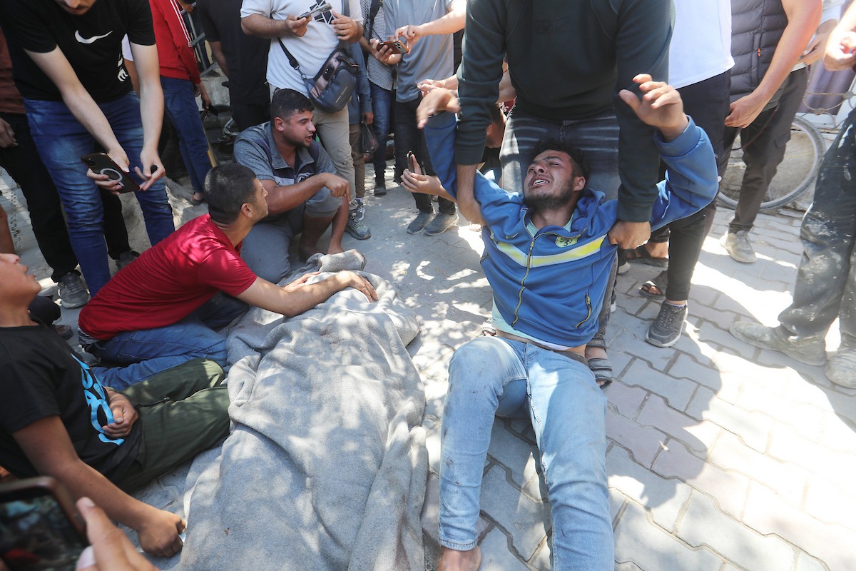 مشيعون يتفاعلون خلال جنازة رجال شرطة قُتلوا في غارة إسرائيلية على موقع عسكري، في مستشفى الشفاء بمدينة غزة في 23 مايو/أيار 2026. صورة: بلال أسامة