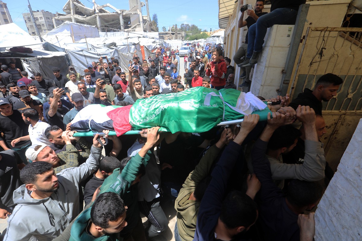 مشيعون يحملون جثمان قائد الجناح العسكري لحركة حماس، عز الدين الحداد، خلال جنازته في مدينة غزة، بعد اغتياله في غارة إسرائيلية استهدفته مساء الجمعة. غزة، 16 مايو/أيار 2026. تصوير: بلال أسامة