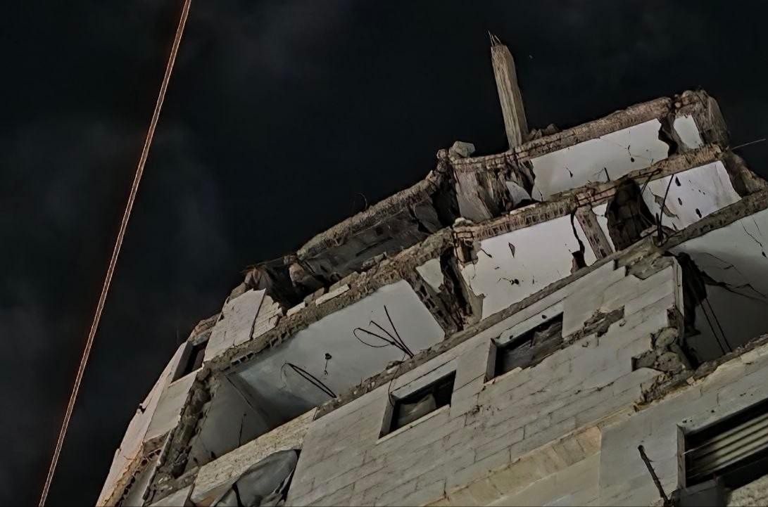 البناية السكنية المستهدفة في حي الرمال.jpg
