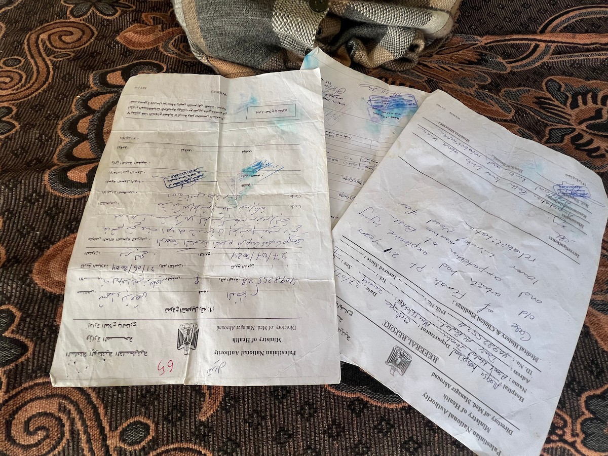 أسيل بطاح فتاة فلسطينية فقدت ساقيها وجميع أفراد أسرتها تعيش ظروف قاسية بين أنقاض مبنى مدمر بمخيم النصيرات وسط قطاع غزة، تأمل  استكمال علاجها الطبي، والحصول على أطراف صناعية، 3 مايو/أيار 2026. (صورة: يوسف أبو وطفة)