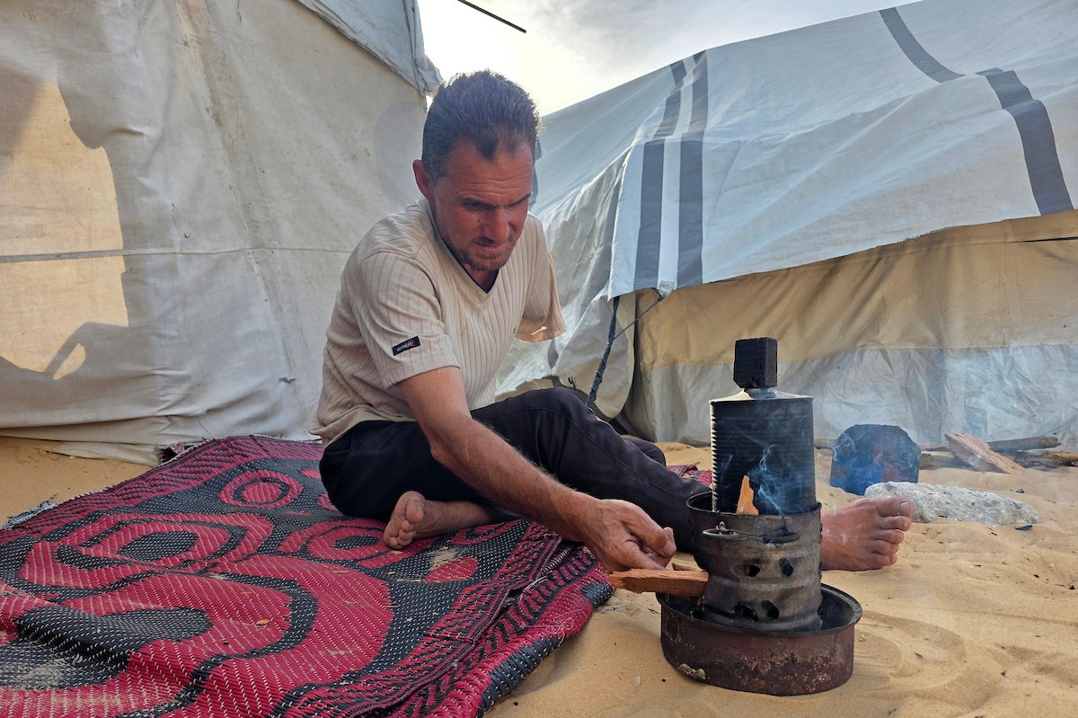 الفلسطيني محمد النواجة، الذي بُترت يده اليسرى في غارة إسرائيلية أثناء فراره من النزوح، يجلس داخل خيمة مهترئة في خان يونس جنوب قطاع غزة، في 18 مايو/أيار 2026، آملاً في الحصول على علاج خارج القطاع وطرف صناعي يساعده على مواصلة حياته. الصورة: طارق محمد