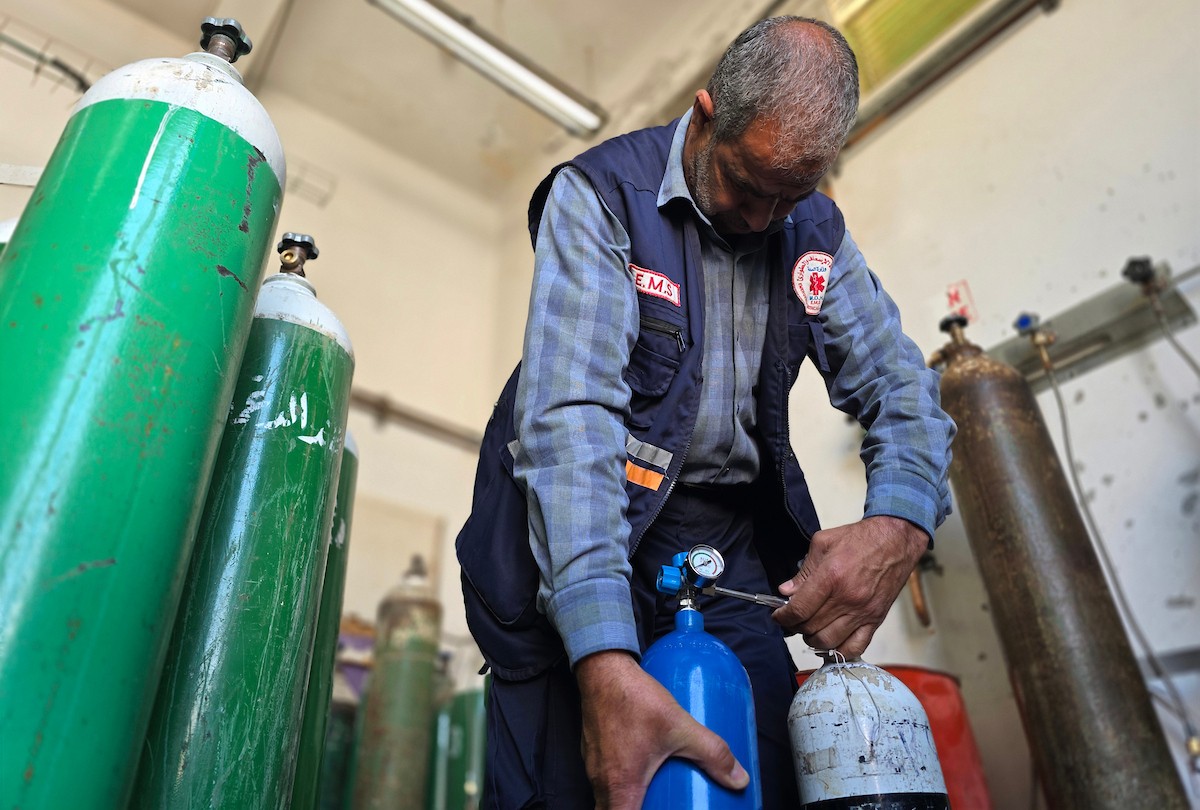 محطة توليد الأكسجين في مجمع ناصر الطبي بخان يونس جنوب قطاع غزة تواجه خطر الإغلاق بسبب الأعطال المتكررة وارتفاع الضغط، وساعات التشغيل الطويلة، 5 مايو/أيار 2026 (صورة: طارق محمد)