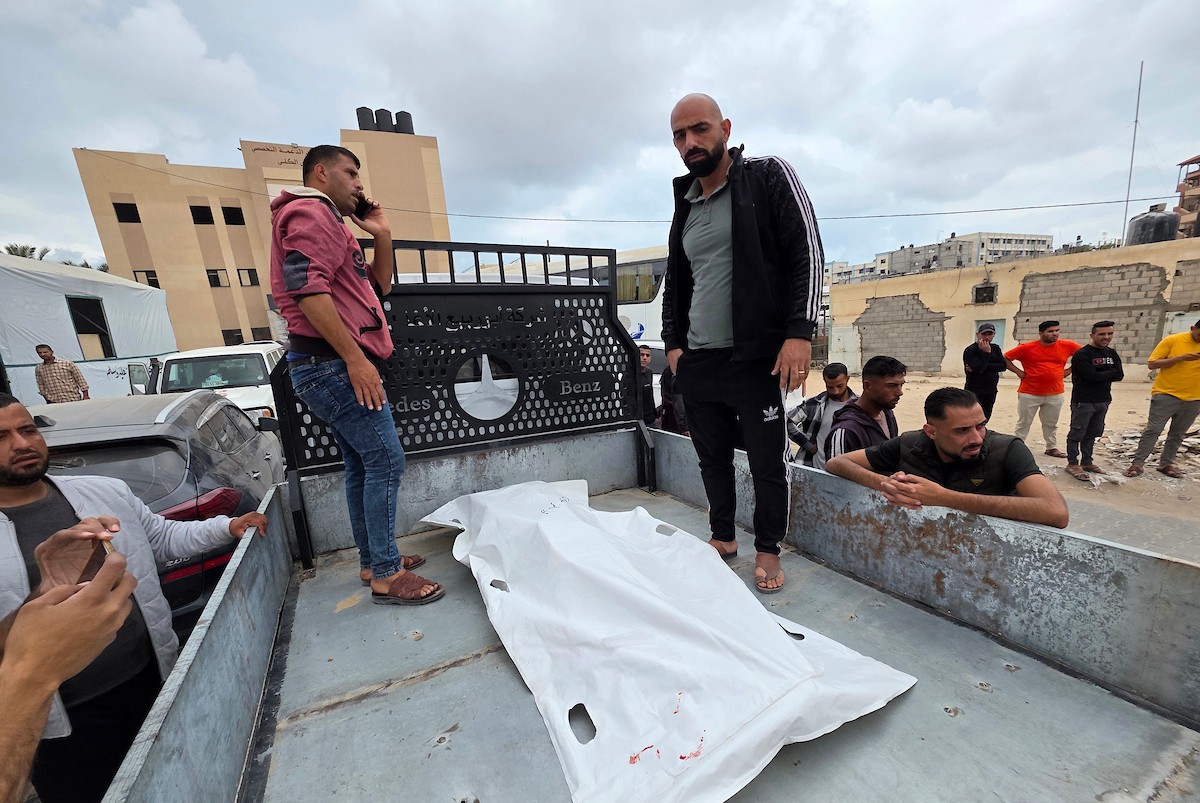الفلسطينيون ينعون جثتي سائقي شاحنات المساعدات الفلسطينية اللذين قُتلا بنيران الجيش الإسرائيلي في منطقة مواسي برفح، في مجمع ناصر الطبي بخان يونس جنوب قطاع غزة، في 21 مايو 2026