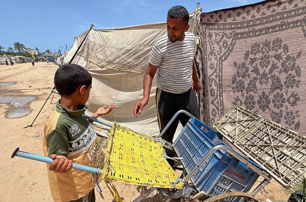 الطفل الفلسطيني مالك أبو نصر، 10 سنوات، يعمل بعربة نقل في دير البلح وسط قطاع غزة لإعالة والدته المريضة وإخوته الصغار، بعدما فقد والده في غارة إسرائيلية خلال الحرب، في 20 أيار/ مايو 2026. تصوير: يوسف أبو وطفة.