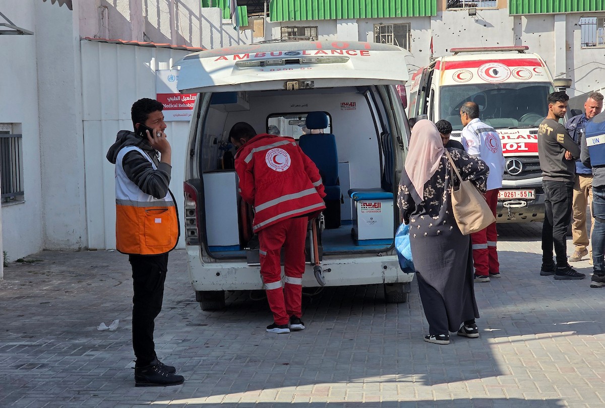 يغادر مرضى وجرحى فلسطينيون، برفقة عائلاتهم، مركزًا تابعًا للهلال الأحمر الفلسطيني في خان يونس، جنوب قطاع غزة، متجهين نحو معبر رفح في 30 أبريل/نيسان 2026.(طارق محمد)