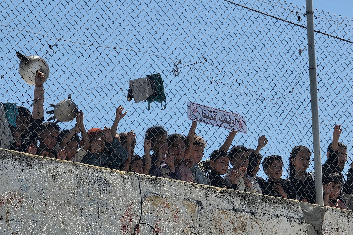 يشارك فلسطينيون في فعالية لإحياء الذكرى الثامنة والسبعين للنكبة في خان يونس جنوب قطاع غزة، يوم الإثنين 11 مايو/أيار 2026. (صورة: طارق محمد)