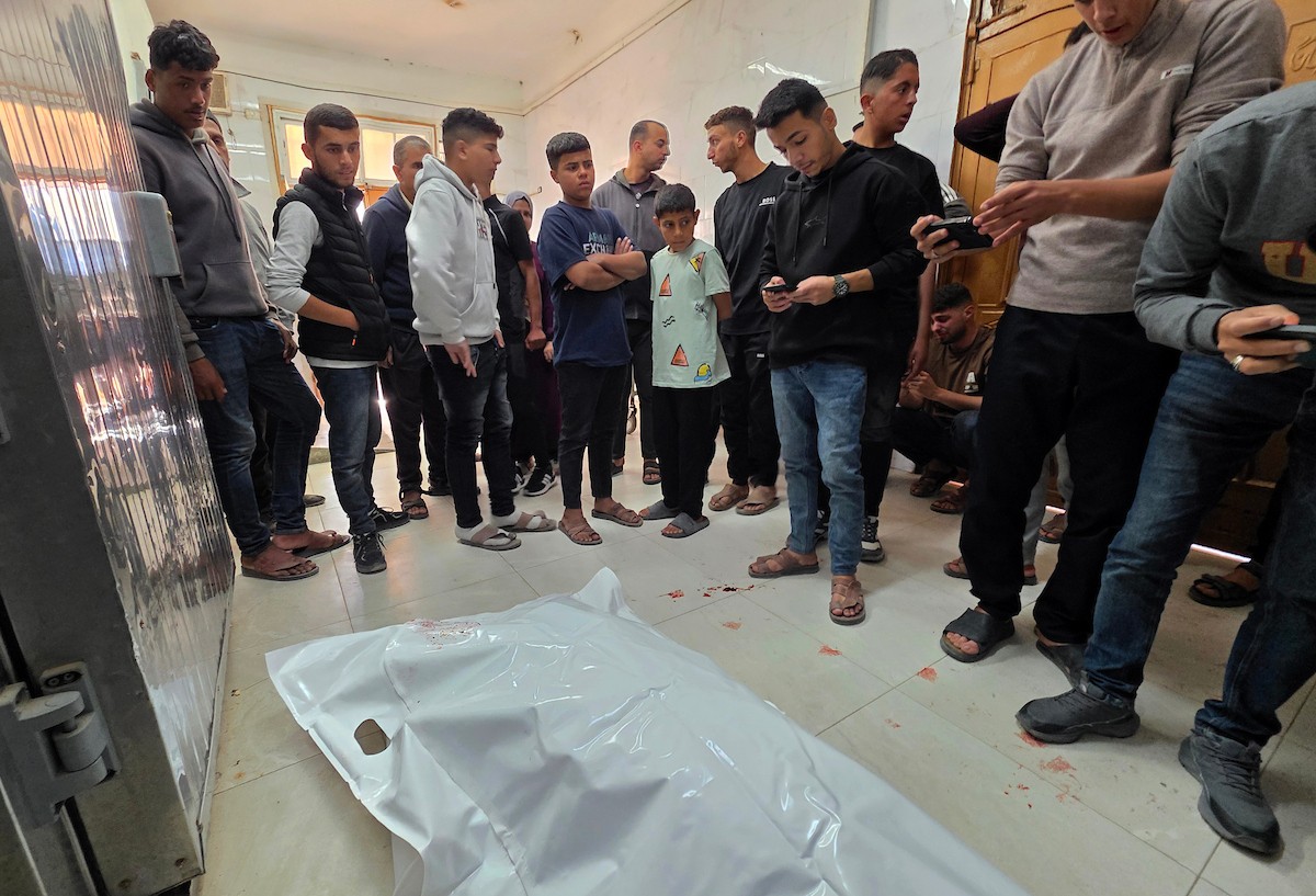 فلسطينيون يشاركون في جنازة العقيد في الشرطة نسيم الكلازاني، الذي استشهد في غارة إسرائيلية استهدفت سيارته في خان يونس، جنوب قطاع غزة، في 6 مايو/أيار 2026.تصوير: طارق محمد