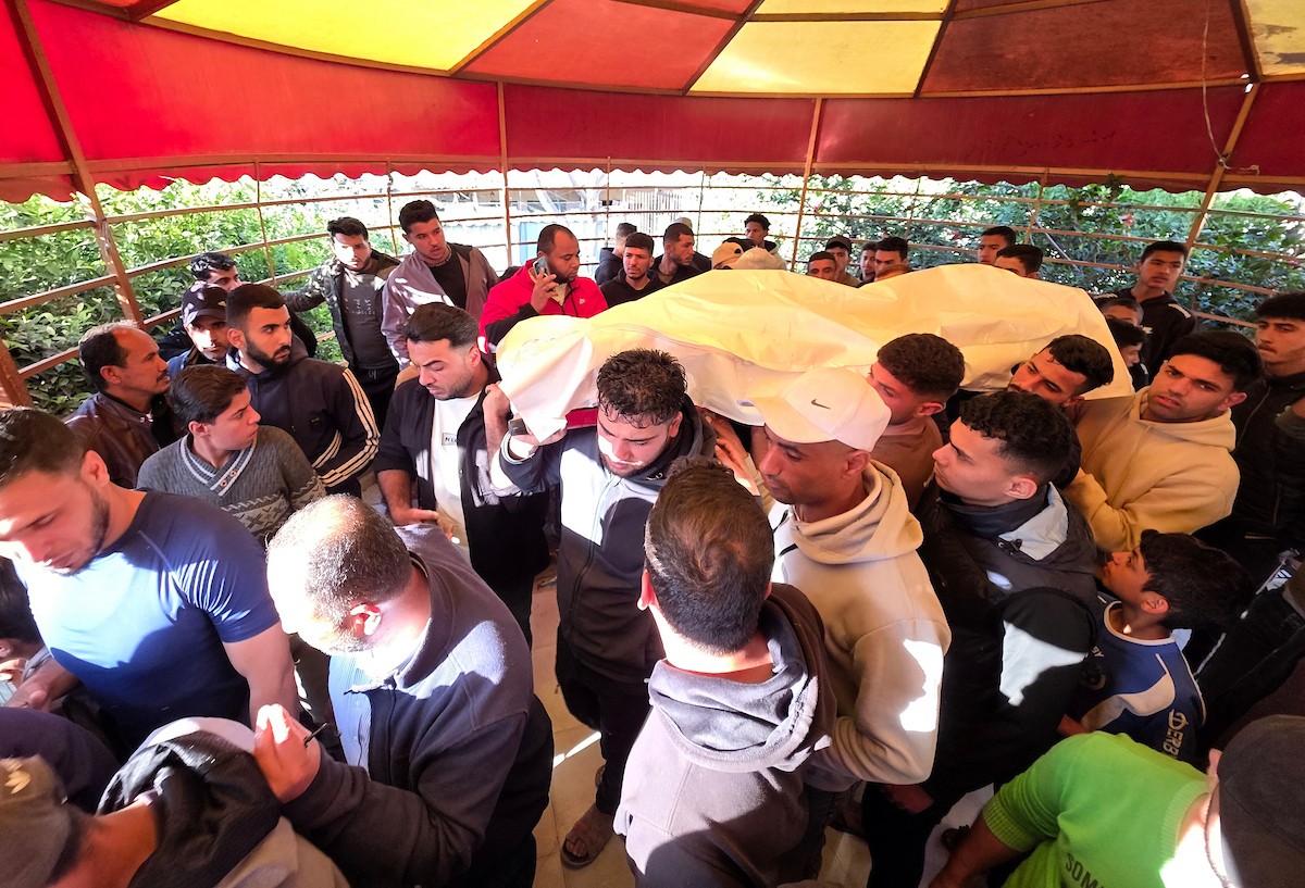 فلسطينيون يشاركون في جنازة العقيد في الشرطة نسيم الكلازاني، الذي استشهد في غارة إسرائيلية استهدفت سيارته في خان يونس، جنوب قطاع غزة، في 6 مايو/أيار 2026.تصوير: طارق محمد