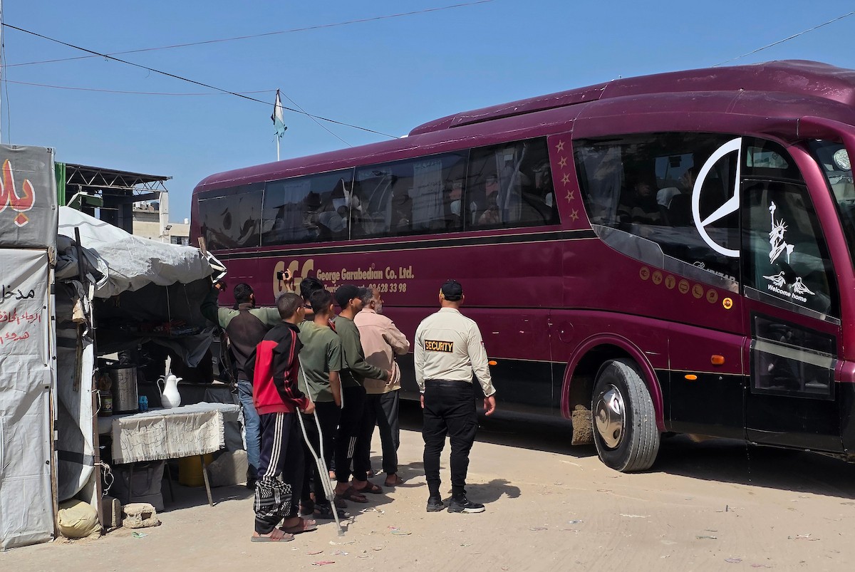 يغادر مرضى وجرحى فلسطينيون، برفقة ذويهم، مقر الهلال الأحمر الفلسطيني في خان يونس جنوب قطاع غزة في 10 مايو/أيار 2026، متجهين نحو معبر رفح لتلقي العلاج في الخارج. (صورة: طارق )
