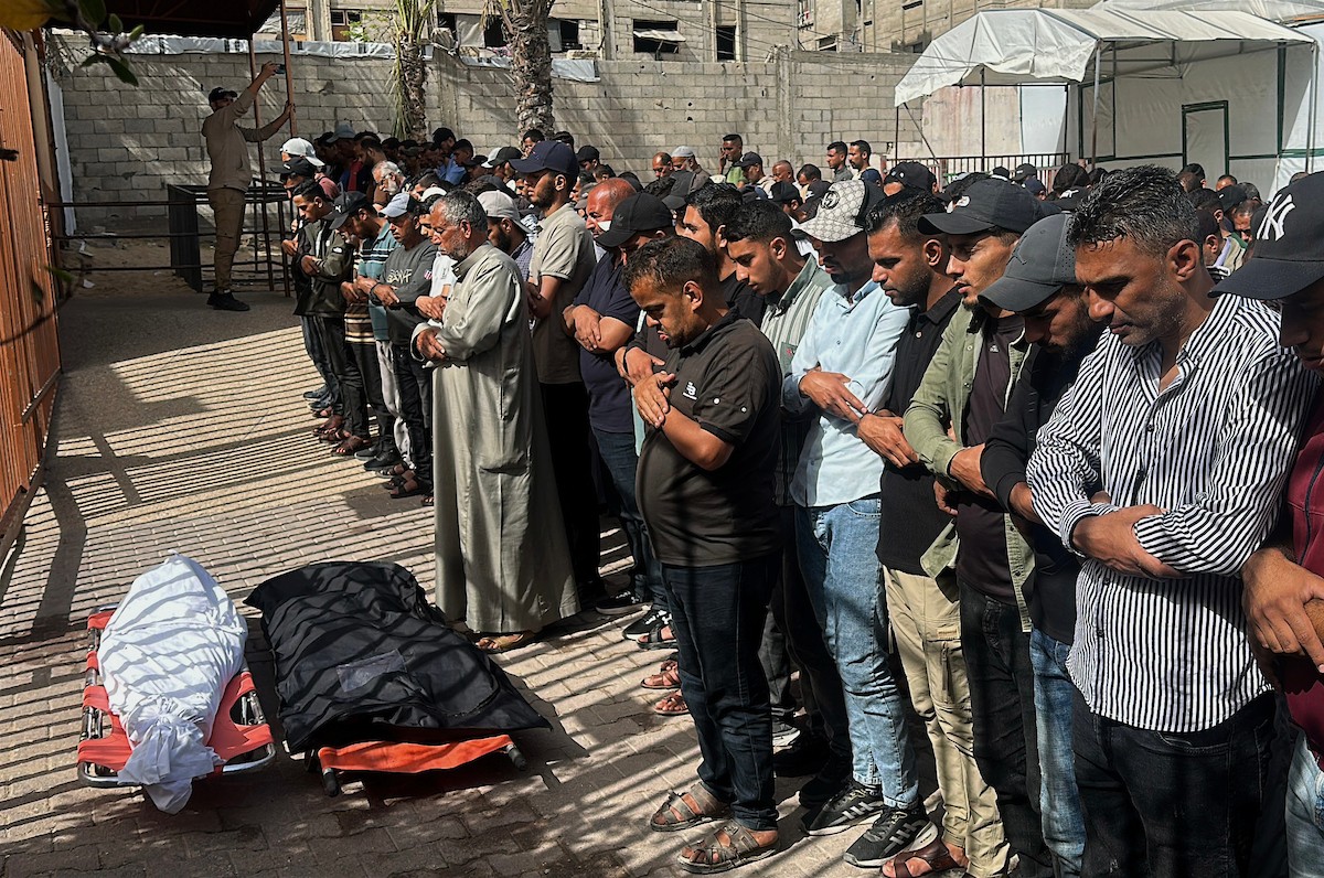 جثمان الشهيد أحمد عبد السلام أبو شاب، الذي ارتقى في غارة جوية إسرائيلية قرب دوار بني سهيلا في خان يونس جنوب قطاع غزة، خلال مراسم التشييع يوم 19 مايو/أيار 2026. تصوير: طارق محمد