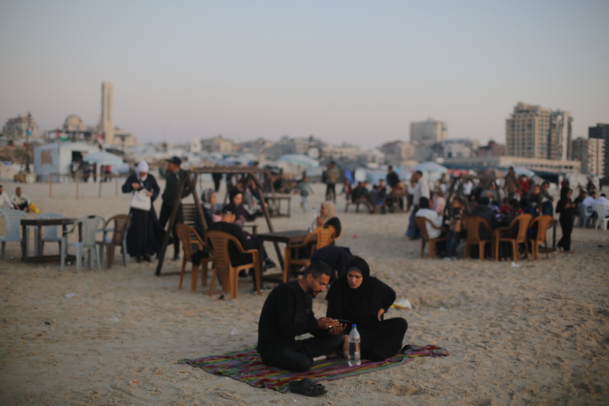 يقضي الفلسطينيون النازحون وقتهم على شاطئ غرب مدينة غزة، في الأول من مايو/أيار 2026، بحثًا عن متنفس من ظروف معيشية قاسية. يلجأ السكان إلى البحر كمتنفس من ضغوط الحياة اليومية(صورة: عمر أشتوي)