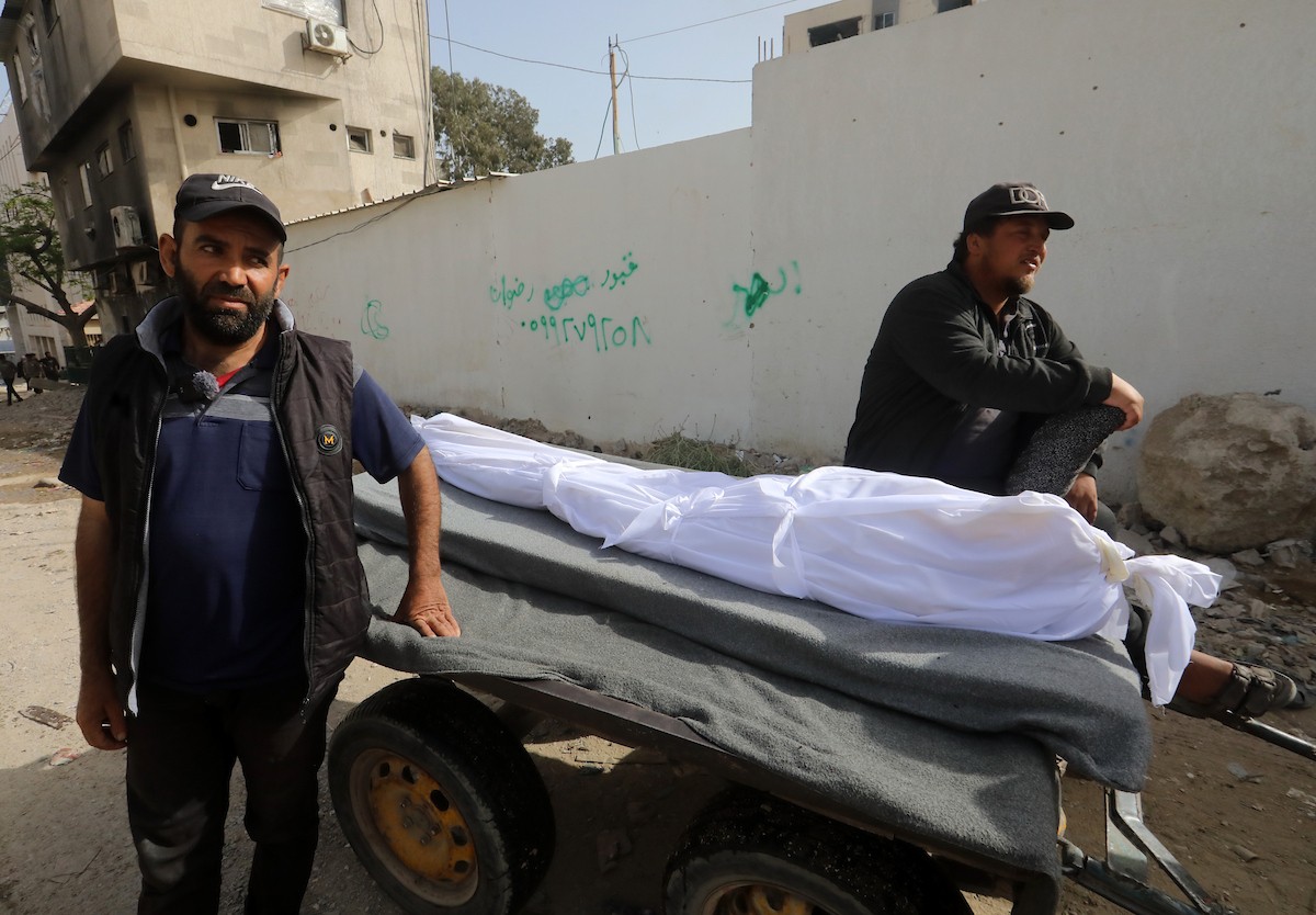 ودّع فلسطينيون، في مستشفى الشفاء بمدينة غزة، في 17 أيار/ مايو 2026، جثامين ثلاثة شهداء ارتقوا في غارتين إسرائيليتين منفصلتين مساء اليوم السابق، وسط أجواء من الحزن والغضب.تصوير: بلال أسامة