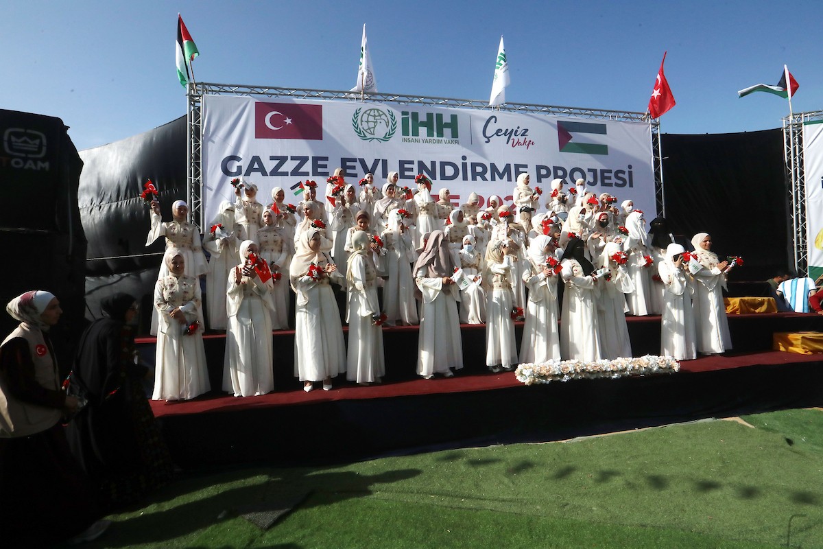 شارك فلسطينيون في مدينة غزة في حفل زفاف جماعي للعرائس والعرسان، نظمته مؤسسة الإغاثة الإنسانية التركية IHH ، 11 مايو/أيار 2026، ضمن مبادرة إنسانية لدعم 50 عريسًا من أبناء الفلسطينيين الذين استشهدوا خلال الحرب.(صورة: بلال أسامة)