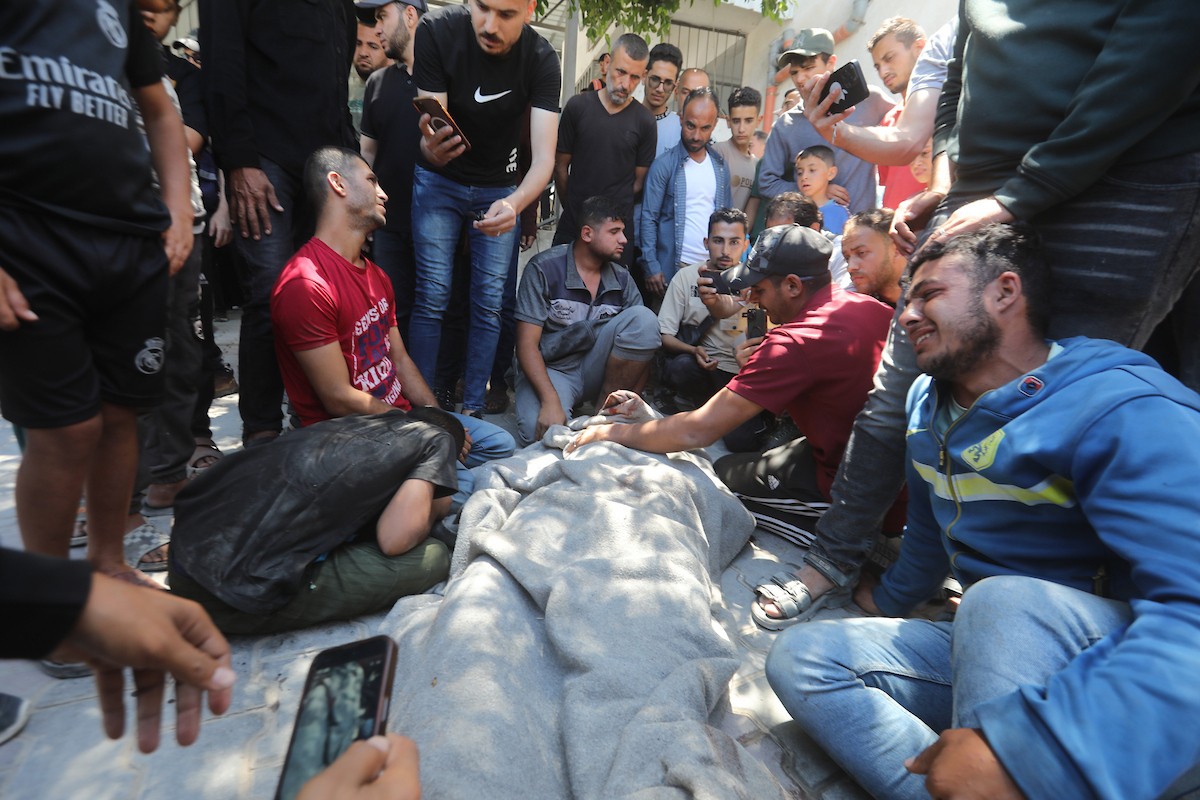 غزة: فلسطينيون يشيعون جثامين عدد من رجال الشرطة الذين قضوا في غارة إسرائيلية استهدفت منطقة التوام شمال قطاع غزة، وذلك داخل مستشفى الشفاء، بتاريخ 23 مايو/أيار 2026.تصوير : بلال أسامة