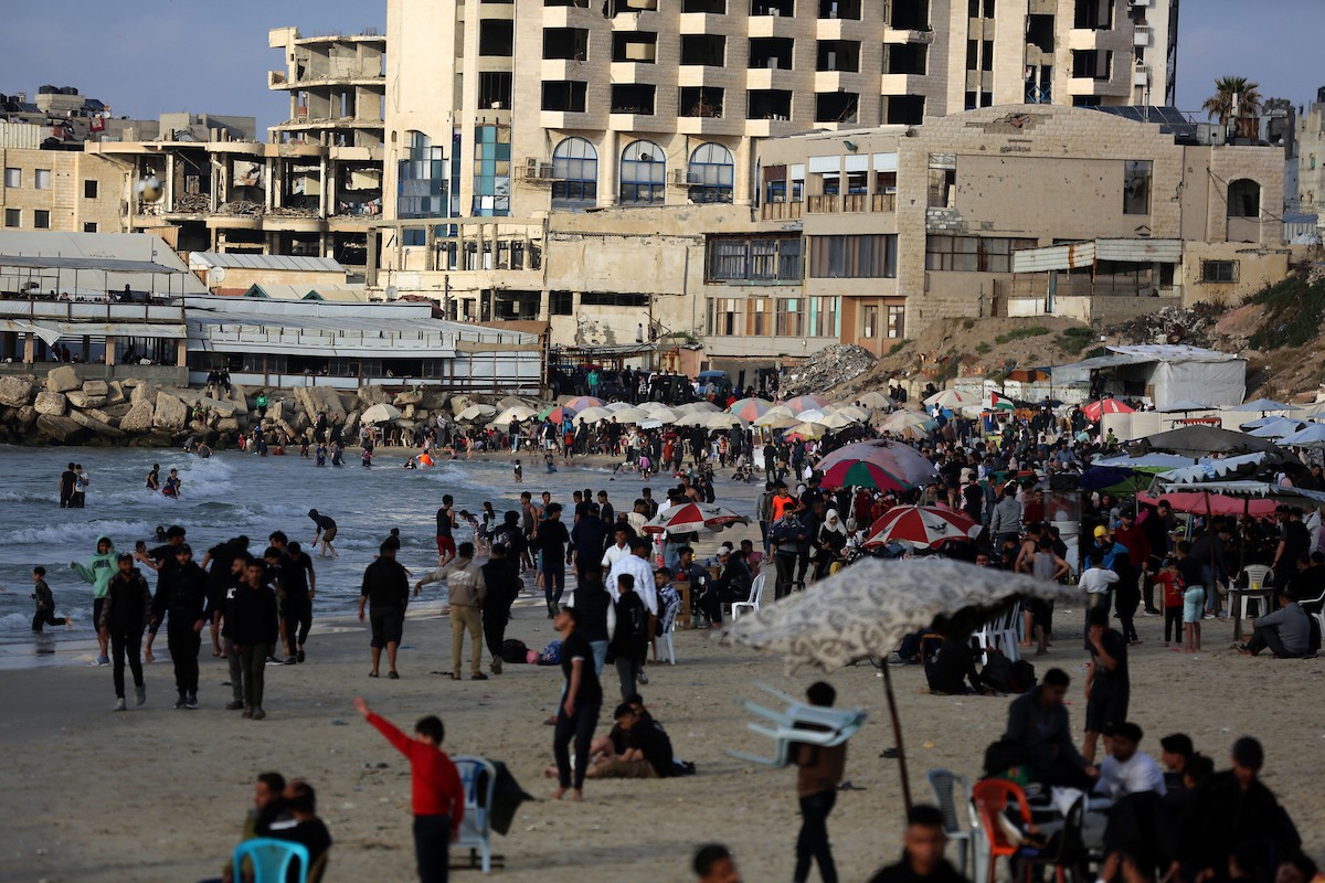 تُظهر الصورة نازحين فلسطينيين على شاطئ غرب مدينة غزة، في مشهد يجمع بين لحظة هدوء عابرة وواقع إنساني صعب تعيشه العائلات التي فقدت منازلها، 8 مايو/أيار 2026.عدسة: عمر أشتوي