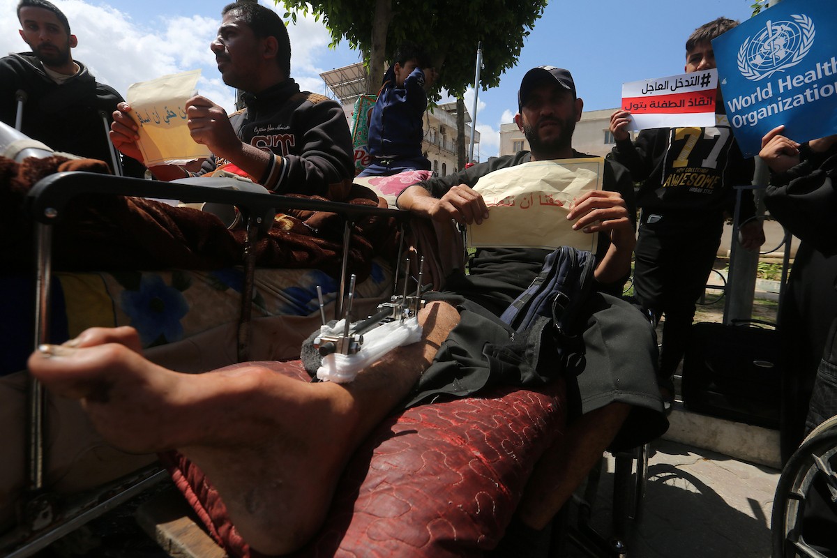 شارك جرحى الحرب الفلسطينيون في احتجاج تحت شعار (حقي في العلاج) للمطالبة بحقهم في مواصلة العلاج الطبي في الخارج وتسريع إجراءات السفر، وسط مدينة غزة، 5 مايو/أيار 2026 (صورة: بلال أسامة)