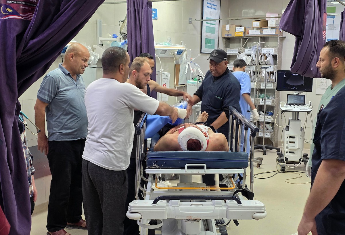 نقل مسعفون فلسطينيون ومدنيون جثمان شهيد وعددًا من الجرحى إلى مجمع ناصر الطبي في مدينة خان يونس جنوب قطاع غزة، عقب غارة إسرائيلية أسفرت عن استشهاد مواطن وإصابة آخرين، 17 أيار/ مايو 2026.تصوير: طارق محمد