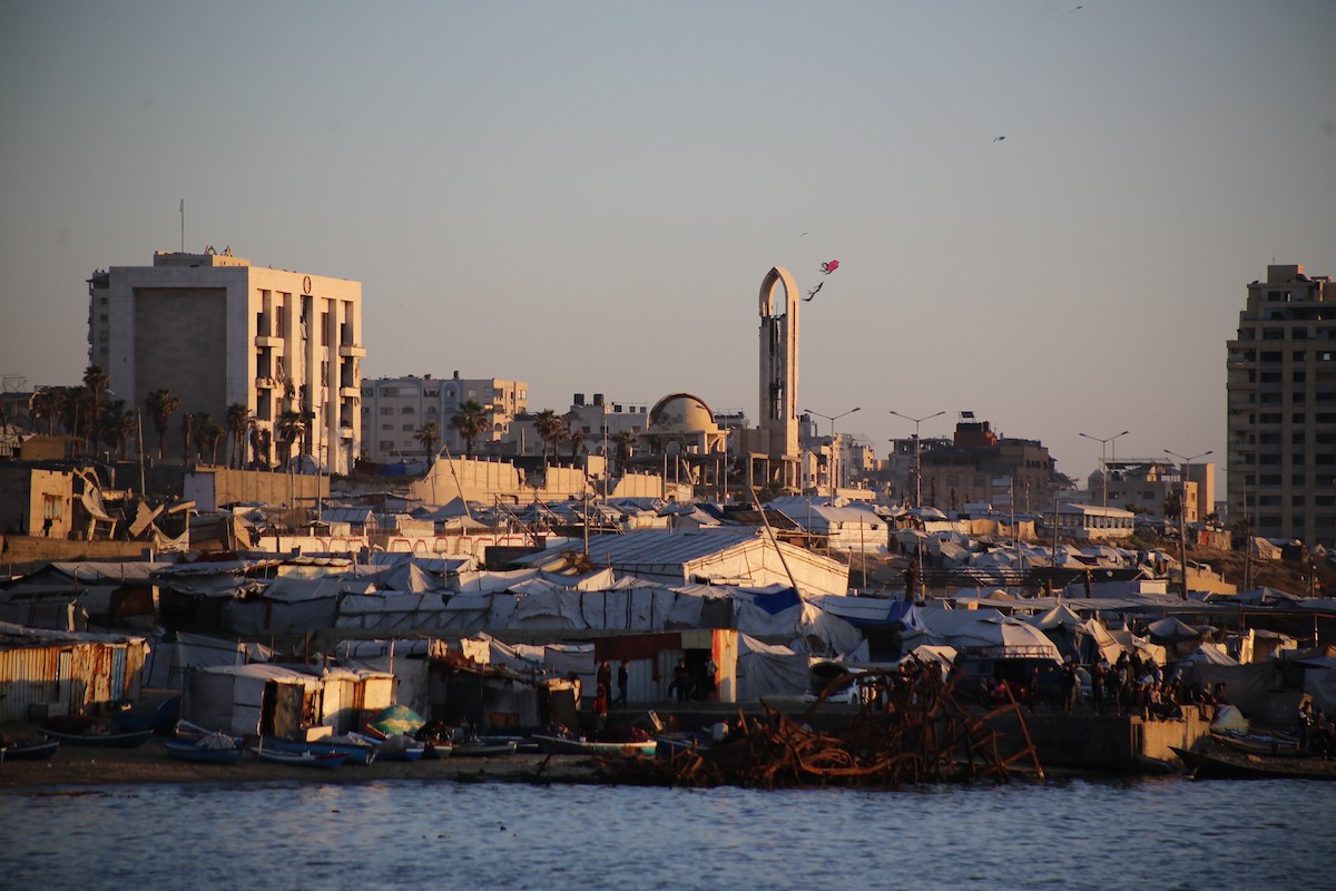 يقضي الفلسطينيون النازحون وقتهم على شاطئ غرب مدينة غزة، في الأول من مايو/أيار 2026، بحثًا عن متنفس من ظروف معيشية قاسية. يلجأ السكان إلى البحر كمتنفس من ضغوط الحياة اليومية(صورة: عمر أشتوي)