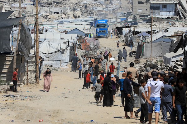 نازحون فلسطينيون يعيشون في خيام وسط الدمار في منطقة الزرقاء شرق غزة، 17 حزيران/يونيو 2026. تصوير: بلال أسامة.